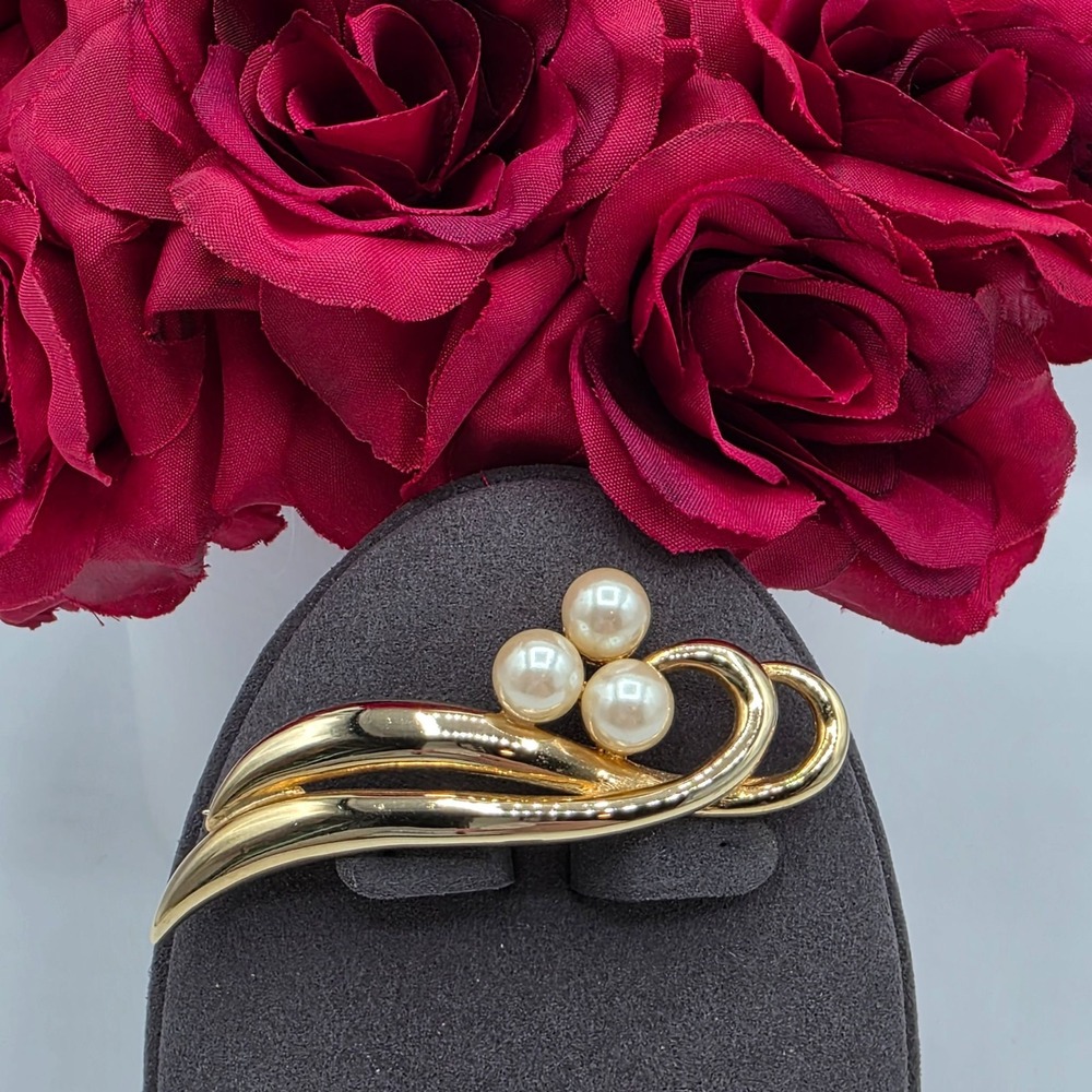 Vintage RICHELIEU Gold Tone Faux Pearl Brooch Pin Estate Elegant Spray